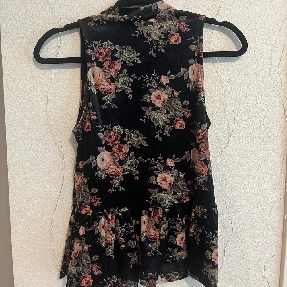 *Free Gift W Purchase* Vintage Ginger G velvet floral turtleneck tank. Size s